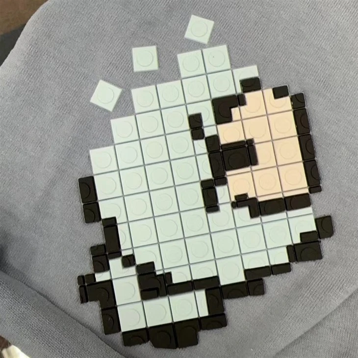 T Shirt stampata fuq l-iskrin